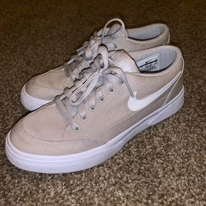 WOMENS NIKES SIZE 7